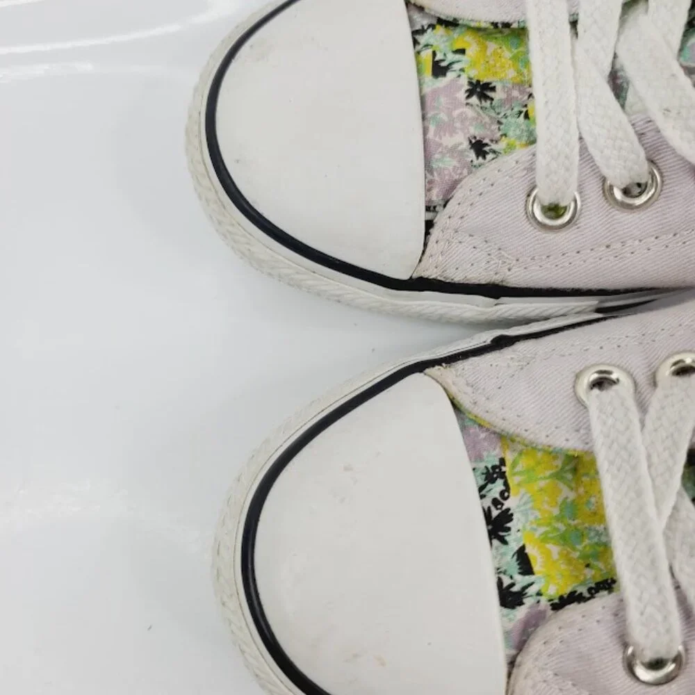 Converse Women's White Chuck‎ Lace Up Low Top Athletic Sneaker Size 11